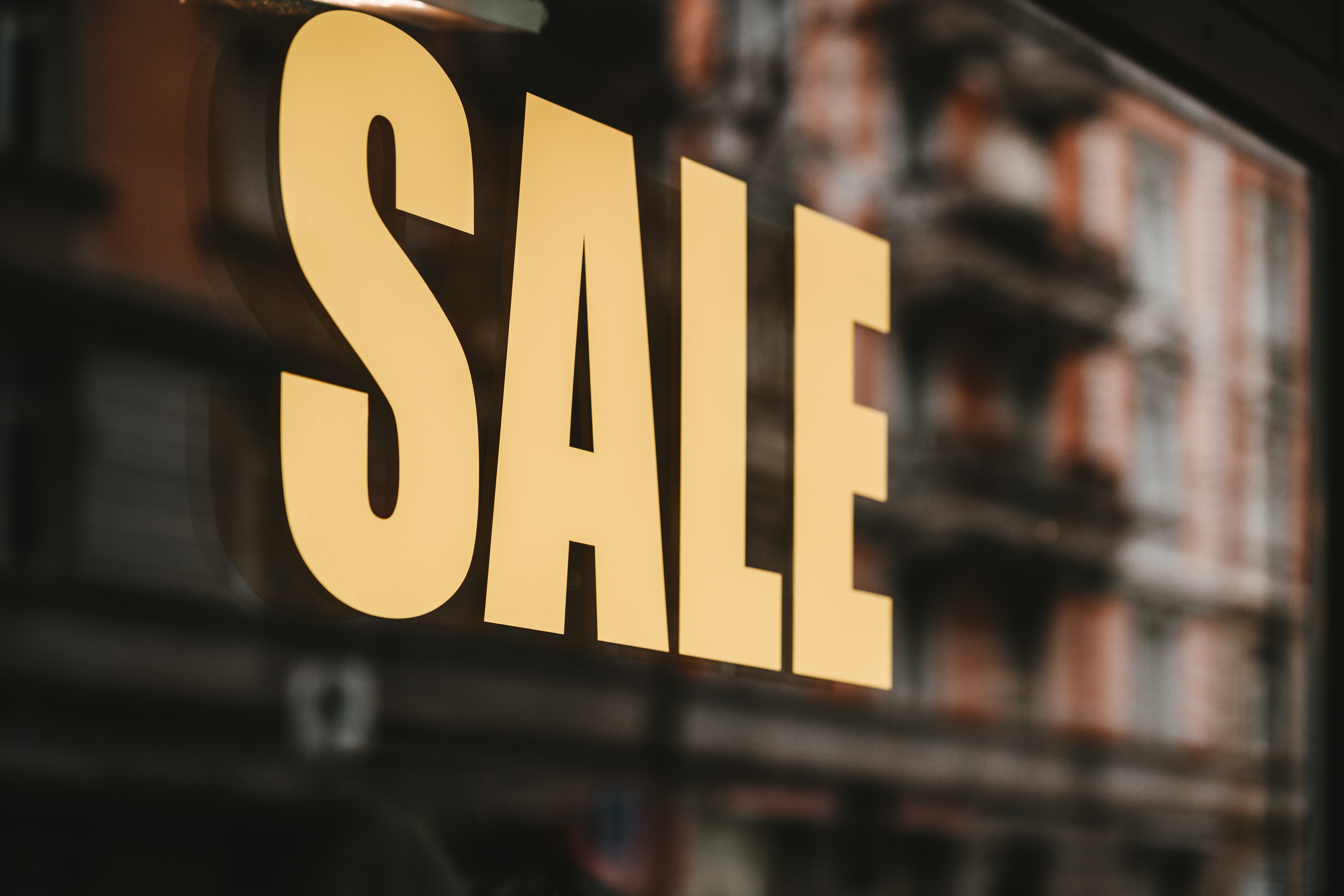 Glasscheibe mit gelbem Schriftzug "Sale"